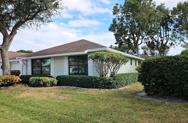 view of side of property featuring a lawn