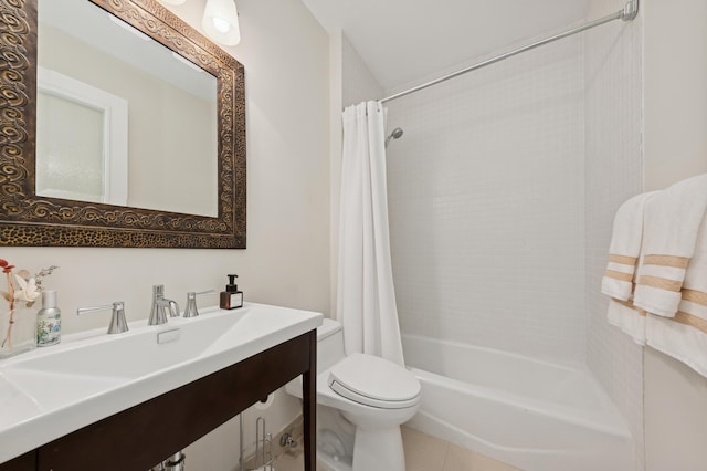 full bathroom featuring toilet, shower / bath combo with shower curtain, and sink