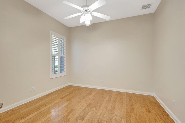 unfurnished room featuring light wood-style floors, visible vents, baseboards, and a ceiling fan