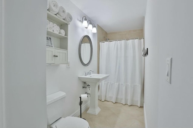 bathroom featuring a shower with shower curtain and toilet