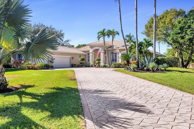 view of front of property featuring a front yard and a garage