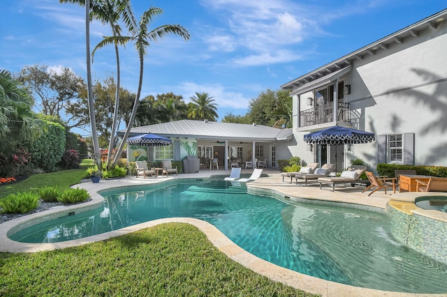 view of pool featuring an in ground hot tub, a patio, and ceiling fan