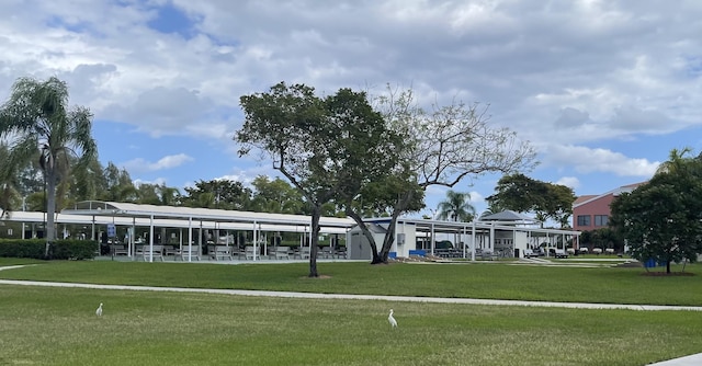 view of property's community featuring a yard