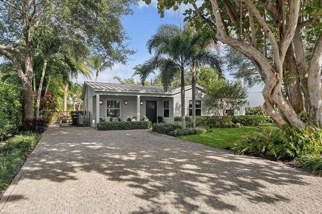 single story home with a front yard