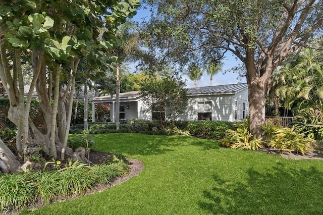 view of front of home featuring a front lawn