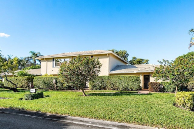 view of front of house featuring a front lawn