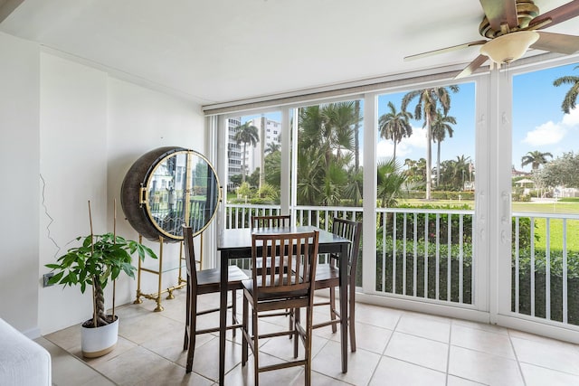 sunroom with ceiling fan