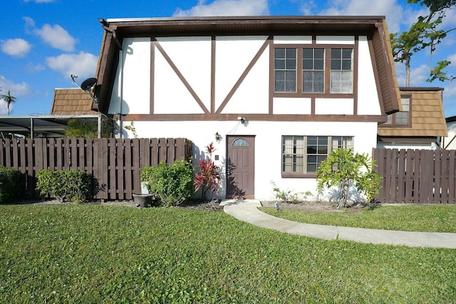 view of front of property featuring a front lawn