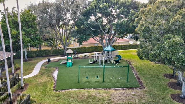 view of property's community featuring a lawn