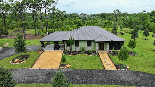 view of front of house featuring a front lawn and a carport