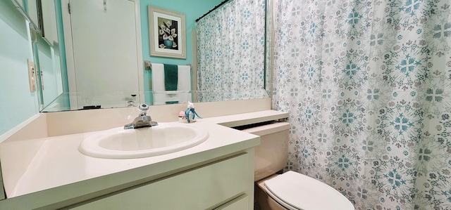 bathroom featuring a shower with curtain, vanity, and toilet