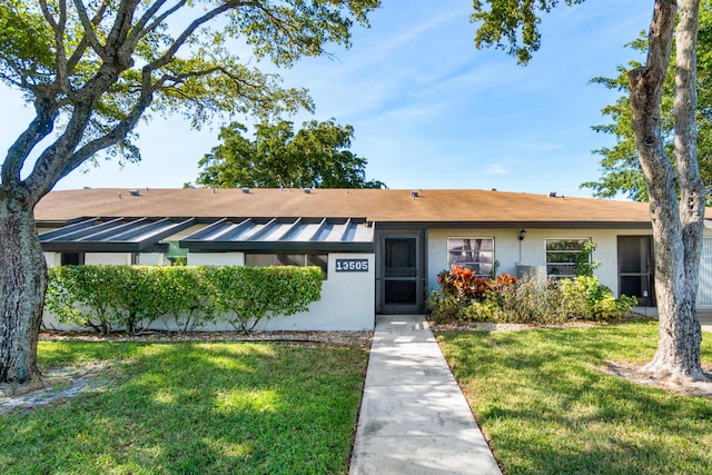 ranch-style home featuring a front lawn