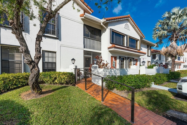 view of front of home featuring a front yard