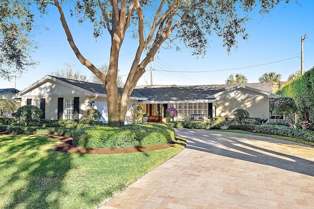 single story home featuring a front yard