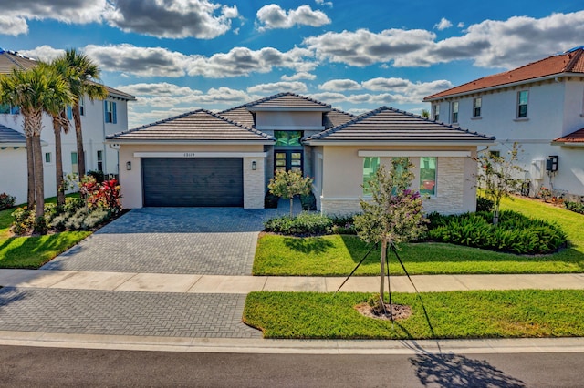 view of front of property featuring a front yard and a garage