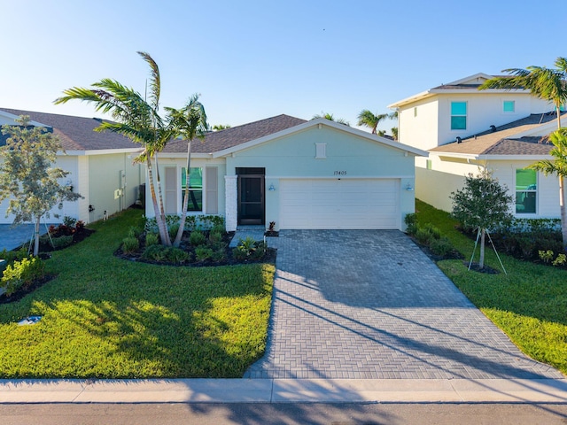 view of front facade featuring a garage and a front yard