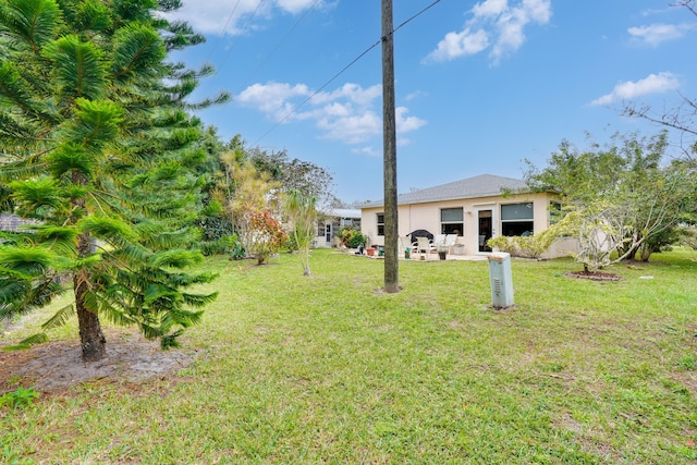 view of yard featuring a patio area