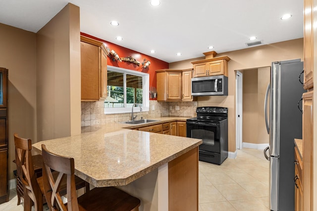 kitchen with kitchen peninsula, a kitchen breakfast bar, backsplash, stainless steel appliances, and sink