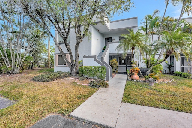 view of front of property featuring a front yard