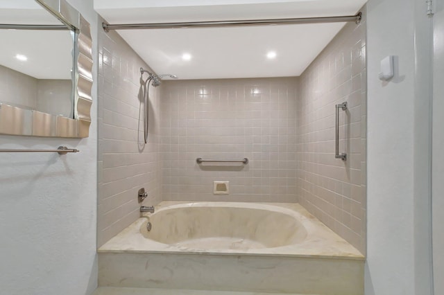 bathroom with tiled shower / bath combo