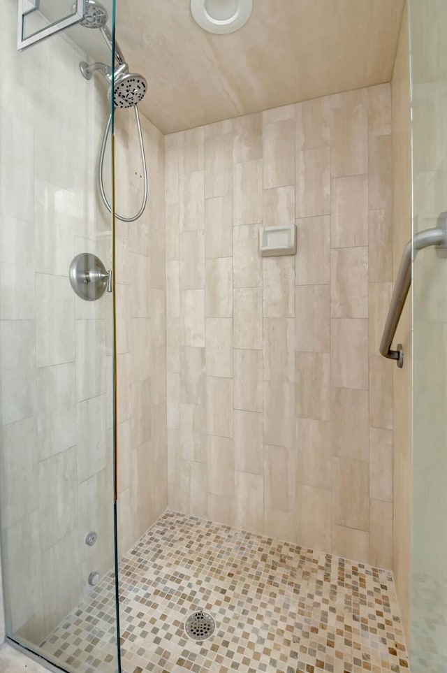 full bath featuring tiled shower