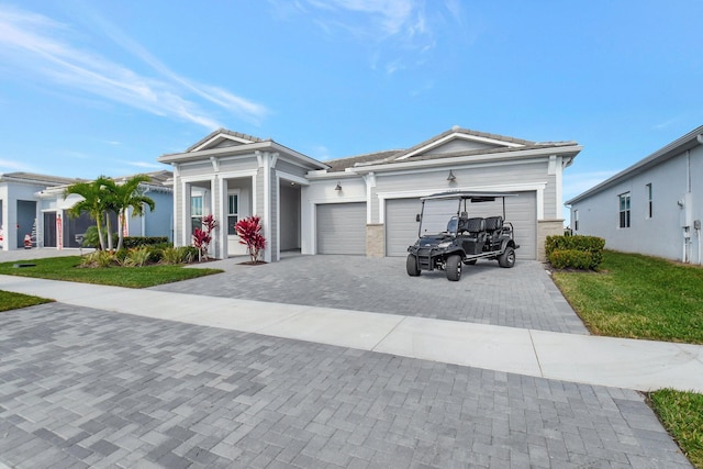 view of front of home featuring a front lawn and a garage