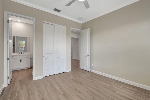 unfurnished bedroom with sink, ceiling fan, ornamental molding, light hardwood / wood-style floors, and a closet