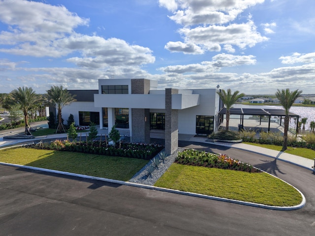 modern home featuring a front lawn