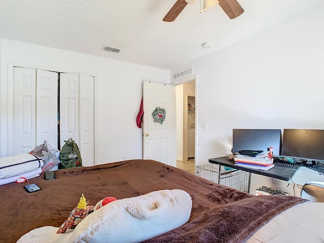 bedroom featuring ceiling fan, a textured ceiling, and a closet