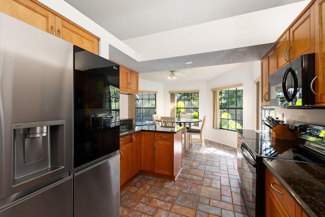 kitchen with kitchen peninsula, a textured ceiling, ceiling fan, black appliances, and lofted ceiling