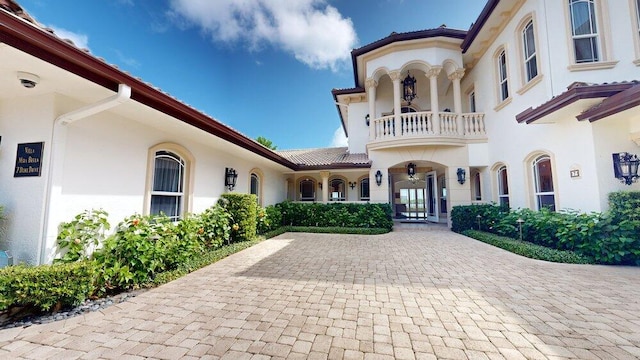 view of front of house with a balcony