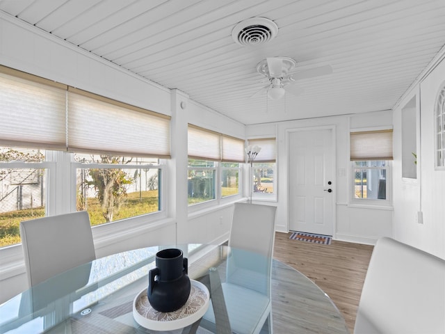 sunroom with ceiling fan