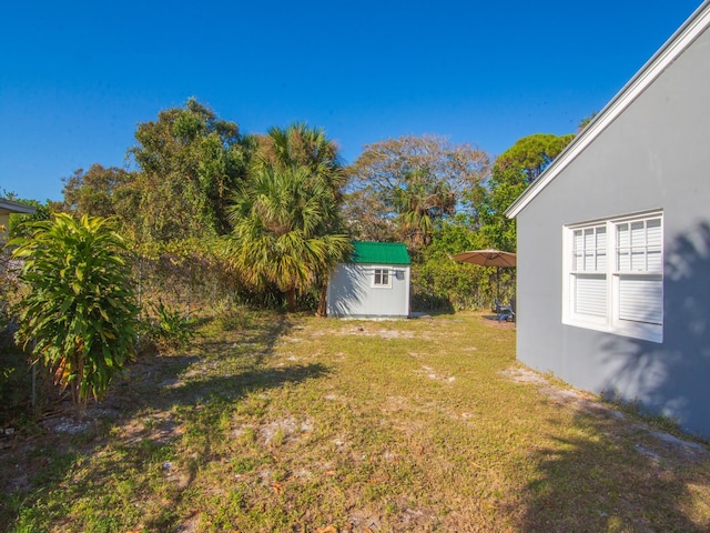 view of yard featuring a shed