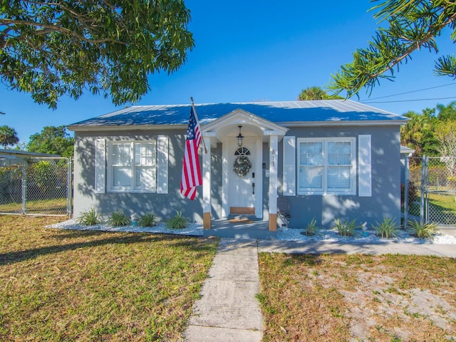 bungalow featuring a front lawn