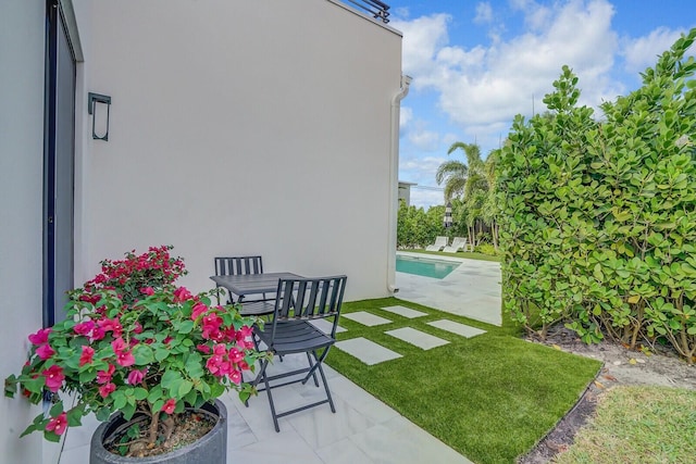 view of yard featuring a patio area