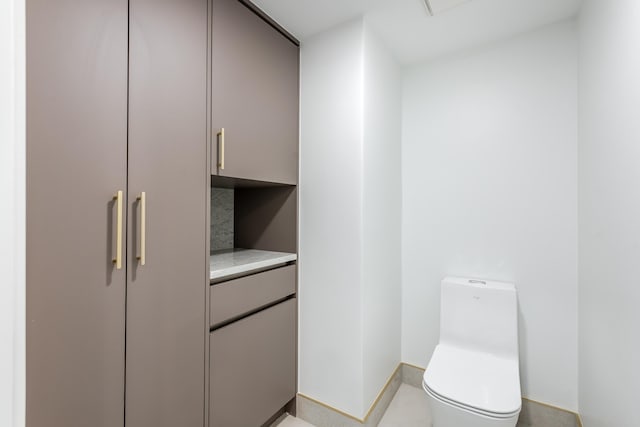 bathroom featuring decorative backsplash, vanity, and toilet