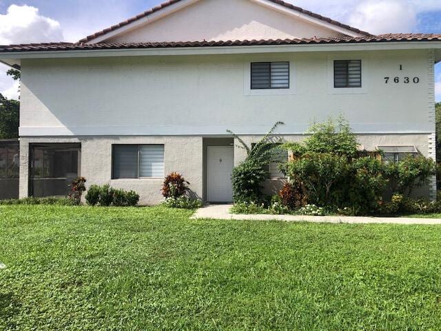 view of front facade with a front yard