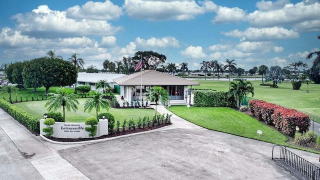 view of front of property featuring a front yard