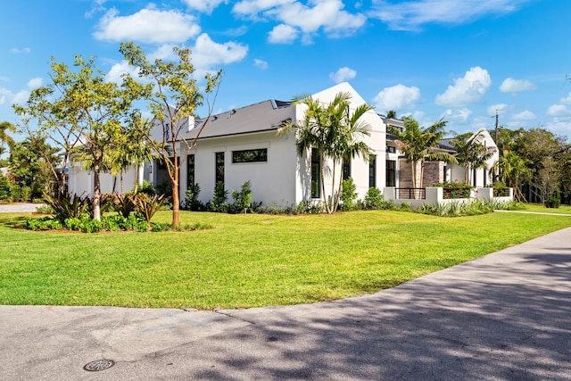 view of front facade with a front lawn