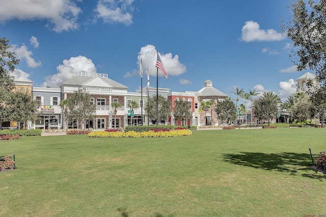 view of property's community featuring a lawn