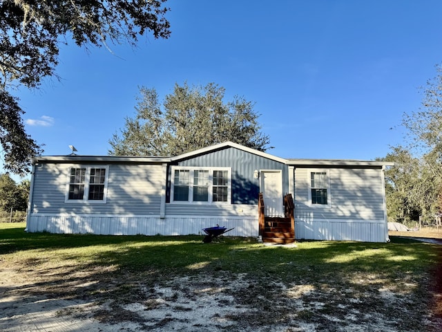 manufactured / mobile home featuring a front lawn