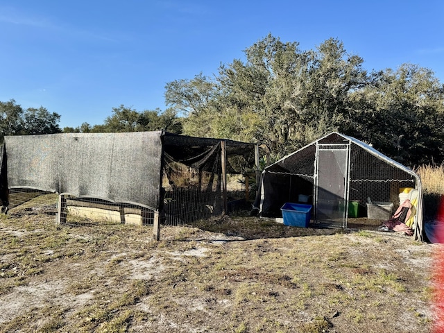 view of yard with an outbuilding