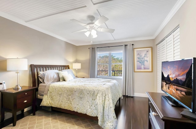 bedroom featuring light hardwood / wood-style floors, ceiling fan, and crown molding