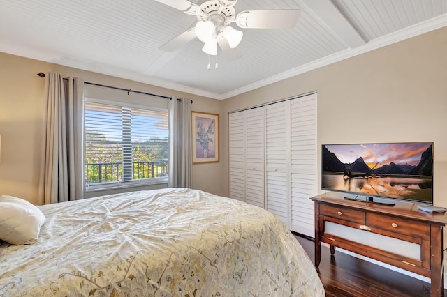 bedroom featuring ceiling fan, dark hardwood / wood-style floors, ornamental molding, and a closet