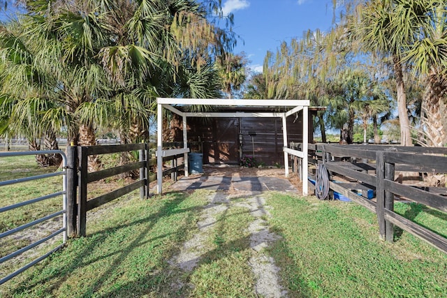 view of yard with an outbuilding