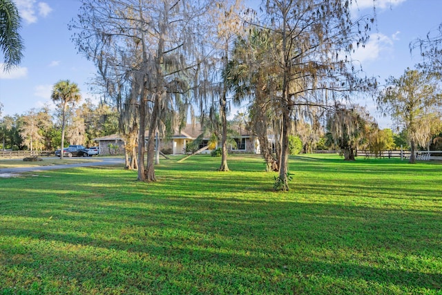 view of property's community featuring a lawn