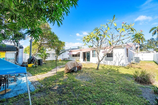 view of yard featuring central AC unit