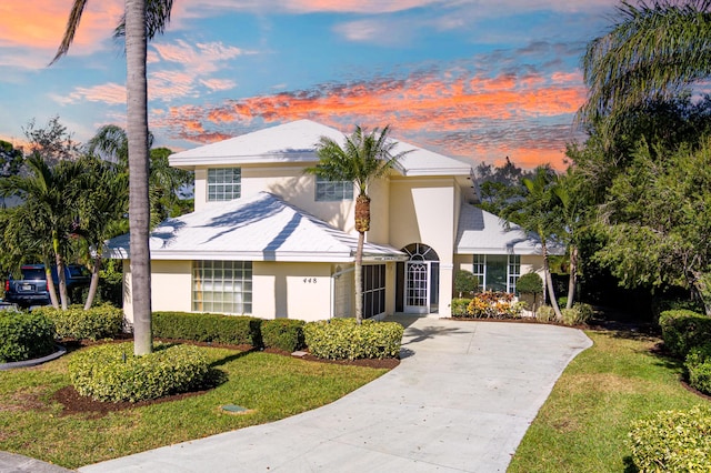 view of front of property featuring a lawn