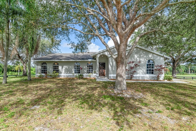 single story home with a front lawn