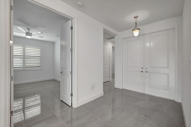 foyer entrance featuring ceiling fan